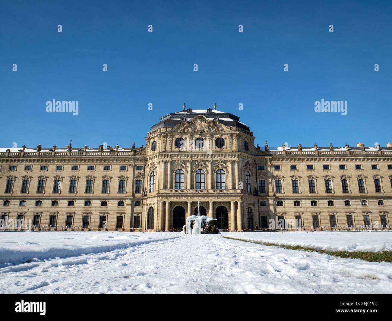 la famosa facciata della residenza di wuerzburg nella neve inverno con tempo soleggiato Foto Stock