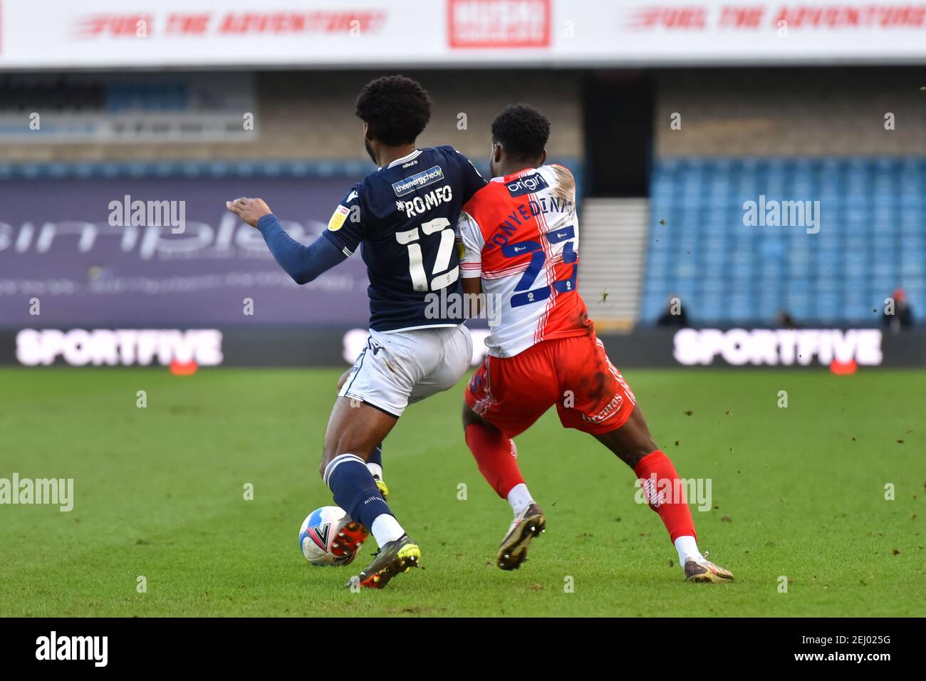 LONDRA, INGHILTERRA. IL 20 FEBBRAIO Fred Onyedinma of Wycombe combatte per possesso con Mahlon Romeo of Millwall durante la partita del campionato Sky Bet tra Millwall e Wycombe Wanderers al Den, Londra, sabato 20 febbraio 2021. (Credit: Ivan Yordanov | MI News) Credit: MI News & Sport /Alamy Live News Foto Stock