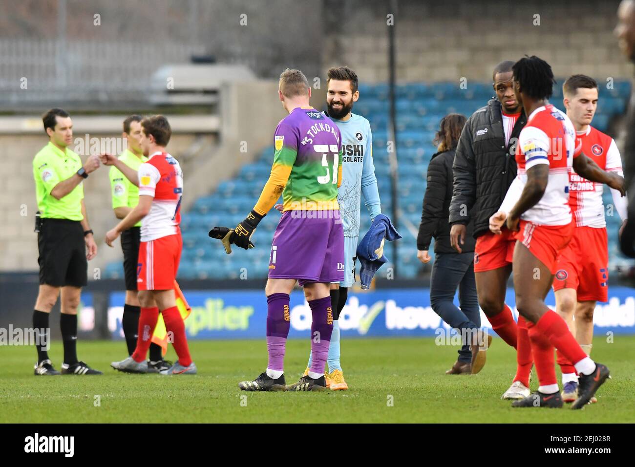 LONDRA, INGHILTERRA. IL 20 FEBBRAIO Bartosz Bialkowski di Millwall si congratula con David Stockdale di Wycombe dopo la partita del campionato Sky Bet tra Millwall e Wycombe Wanderers al Den, Londra, sabato 20 febbraio 2021. (Credit: Ivan Yordanov | MI News) Credit: MI News & Sport /Alamy Live News Foto Stock