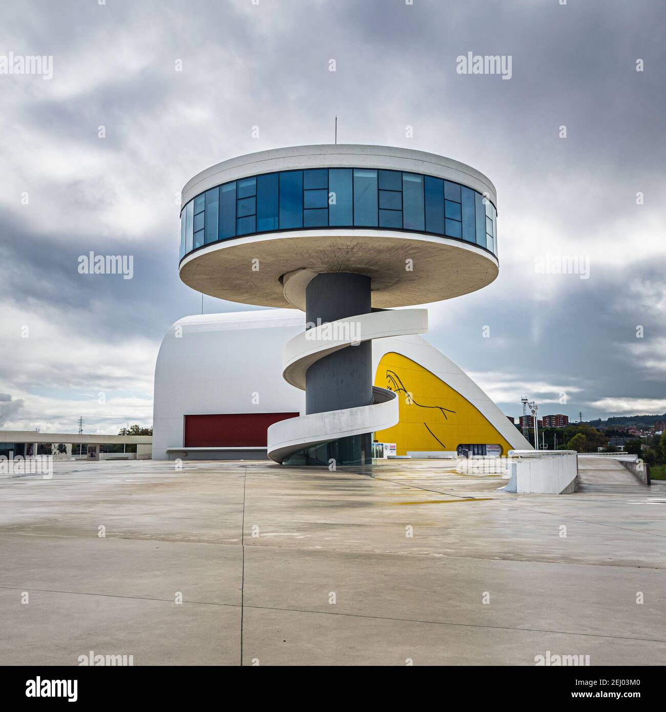 Edifici colorati del complesso Oscar Niemeyer International Cultural Center situato sull'estuario di Avils, Asturias, Spagna. Foto Stock