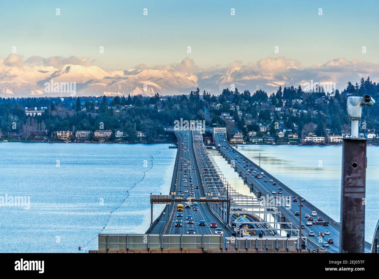 Ponti galleggianti di Seattle con le montagne dietro la sera Foto stock -  Alamy