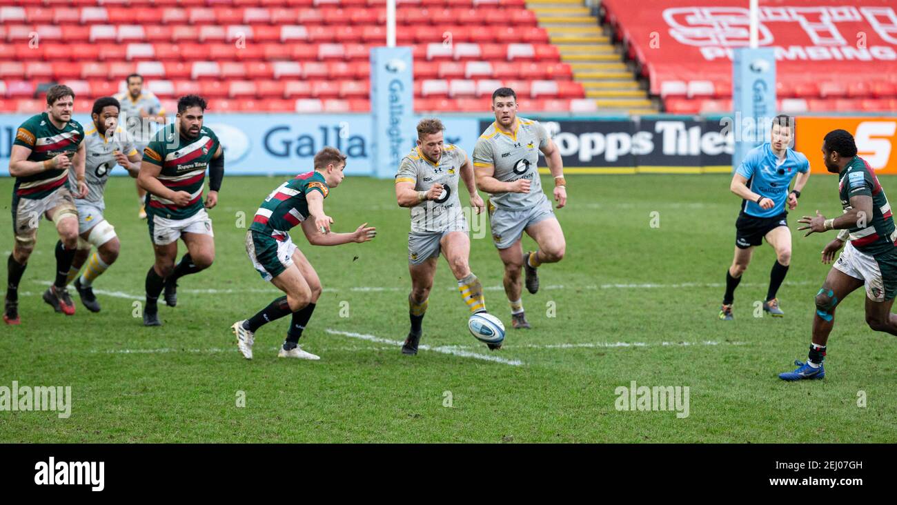 20 febbraio 2021; Welford Road Stadium, Leicester, Midlands, Inghilterra; Premiership Rugby, Leicester Tigers contro Wasps; Tom Cruse di Wasps calcia la palla in avanti per la posizione di campo Foto Stock