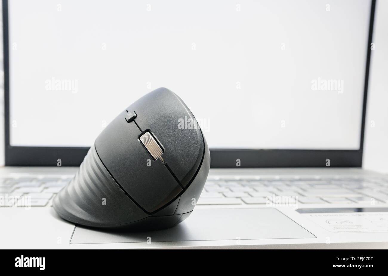 mouse verticale su un computer moderno. mouse per giocatori, mouse per designer. prevenzione tunnel carpale Foto Stock