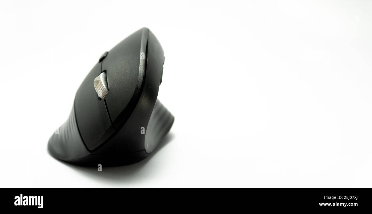 mouse nero verticale ergonomico isolato su sfondo bianco. foto panoramica. mouse gamer, mouse designer. prevenzione della malattia del tunnel carpale. corpo h Foto Stock