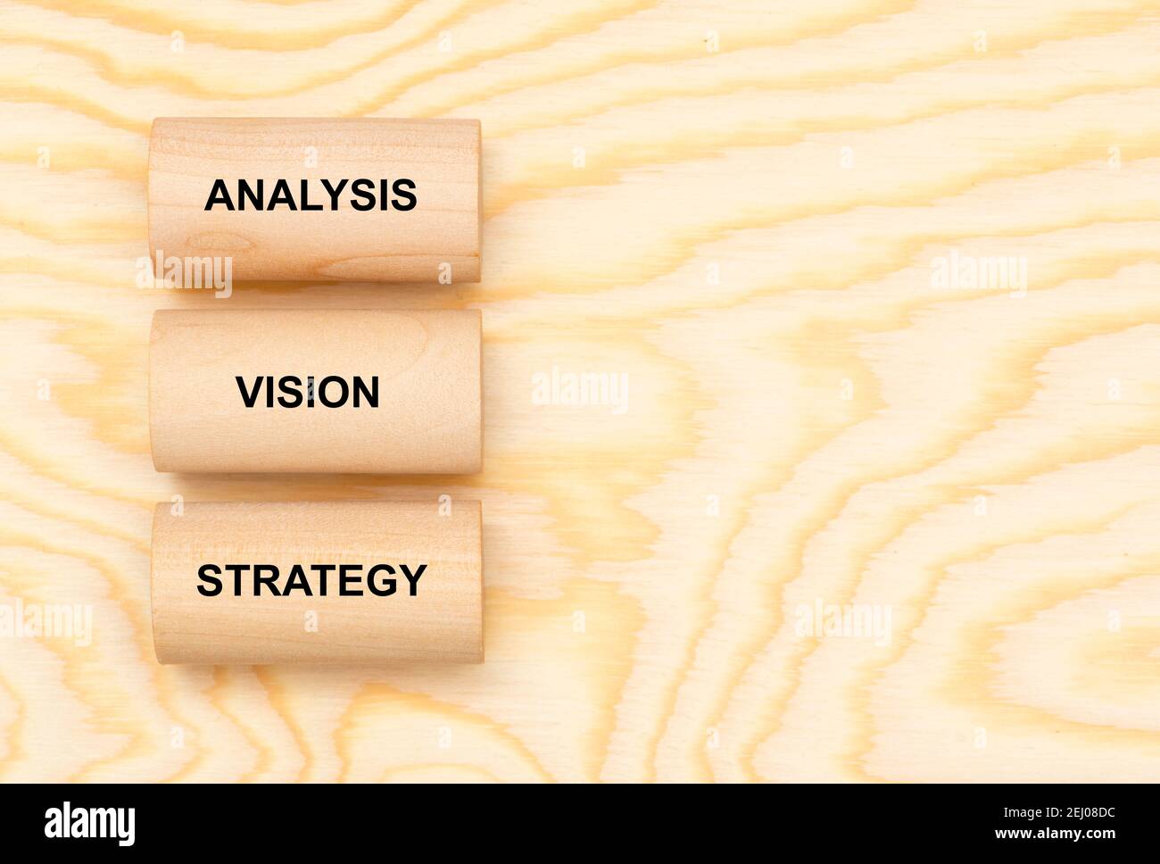 analisi, visione e strategia stampate su pilastri in legno Foto Stock