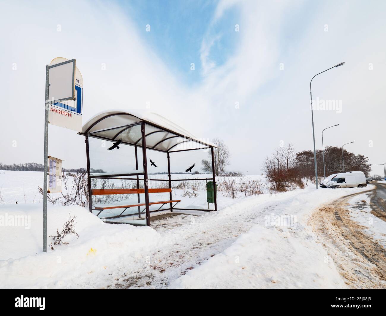 La neve profonda e la deriva della neve intorno alla stazione degli autobus vetrosa. Brillare di neve bianca Foto Stock