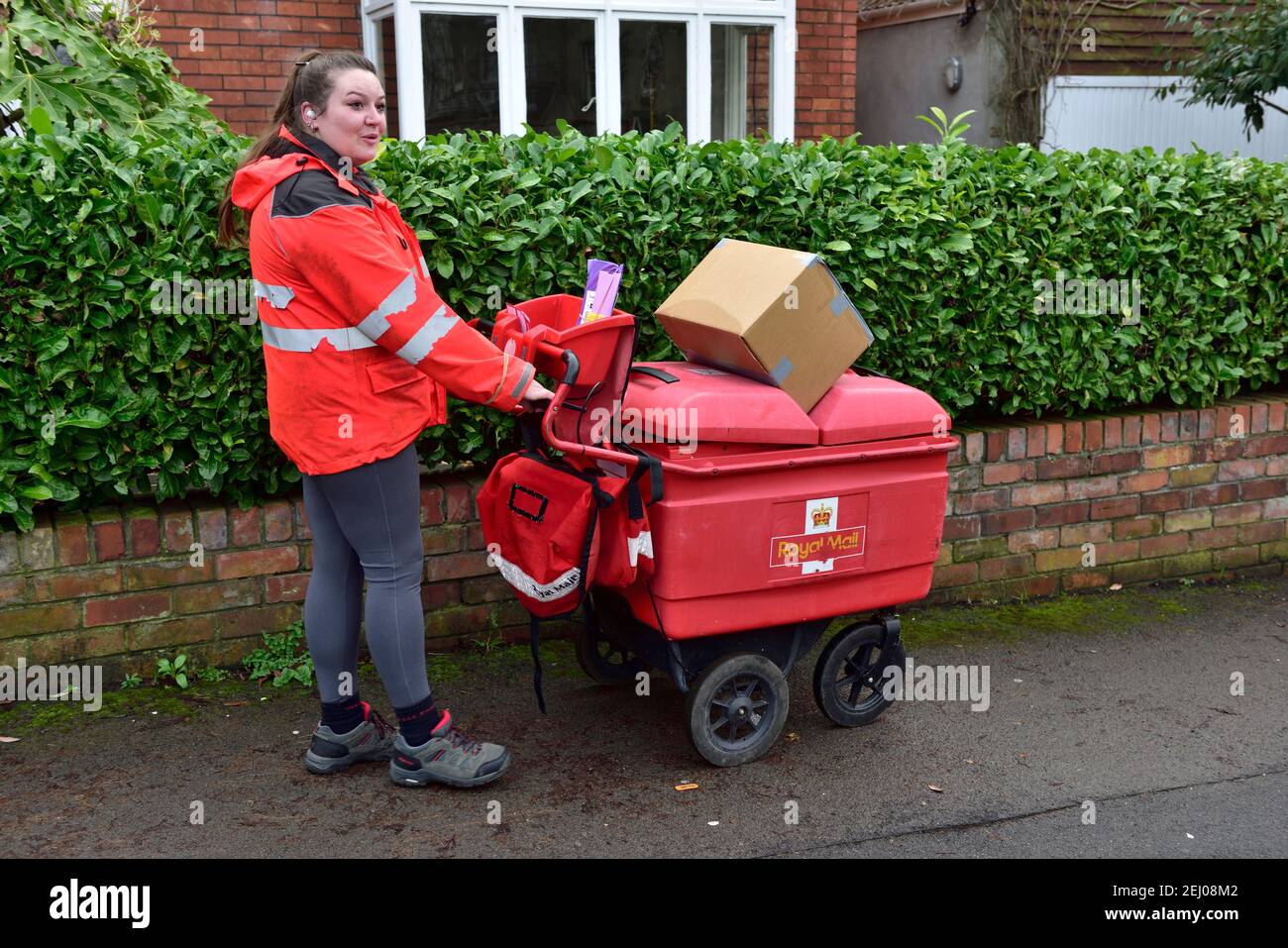 Royal Mail consegna donna postale in giro di consegna Foto Stock