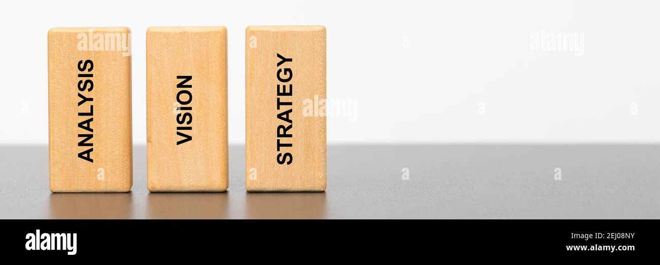 analisi, visione e strategia stampate su pilastri in legno Foto Stock