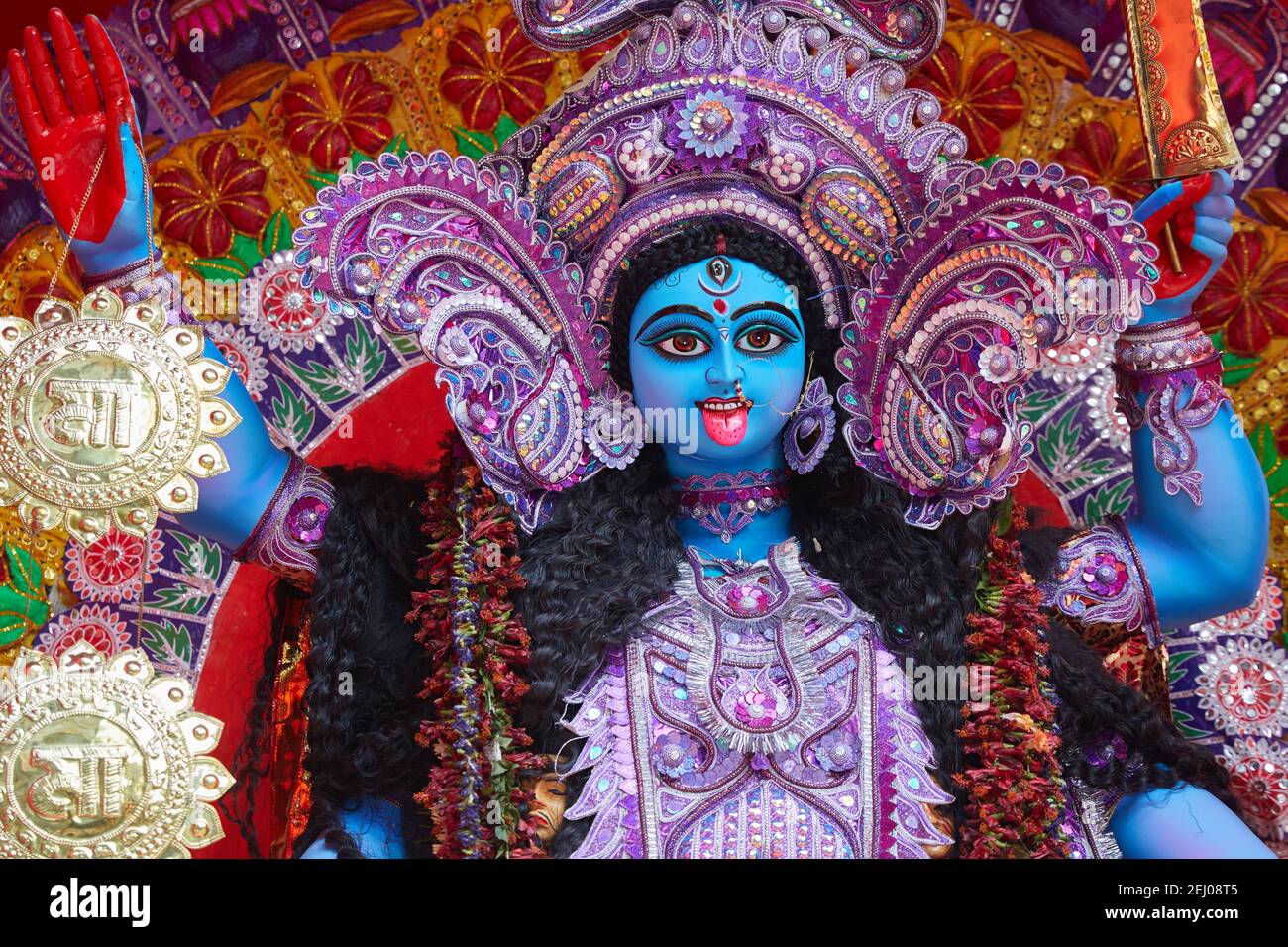 Immagine della divinità indù Kali durante il Kali Puja, Kolkata, India. Il festival è celebrato il giorno della luna nuova del mese indù Kartik ed è pa Foto Stock