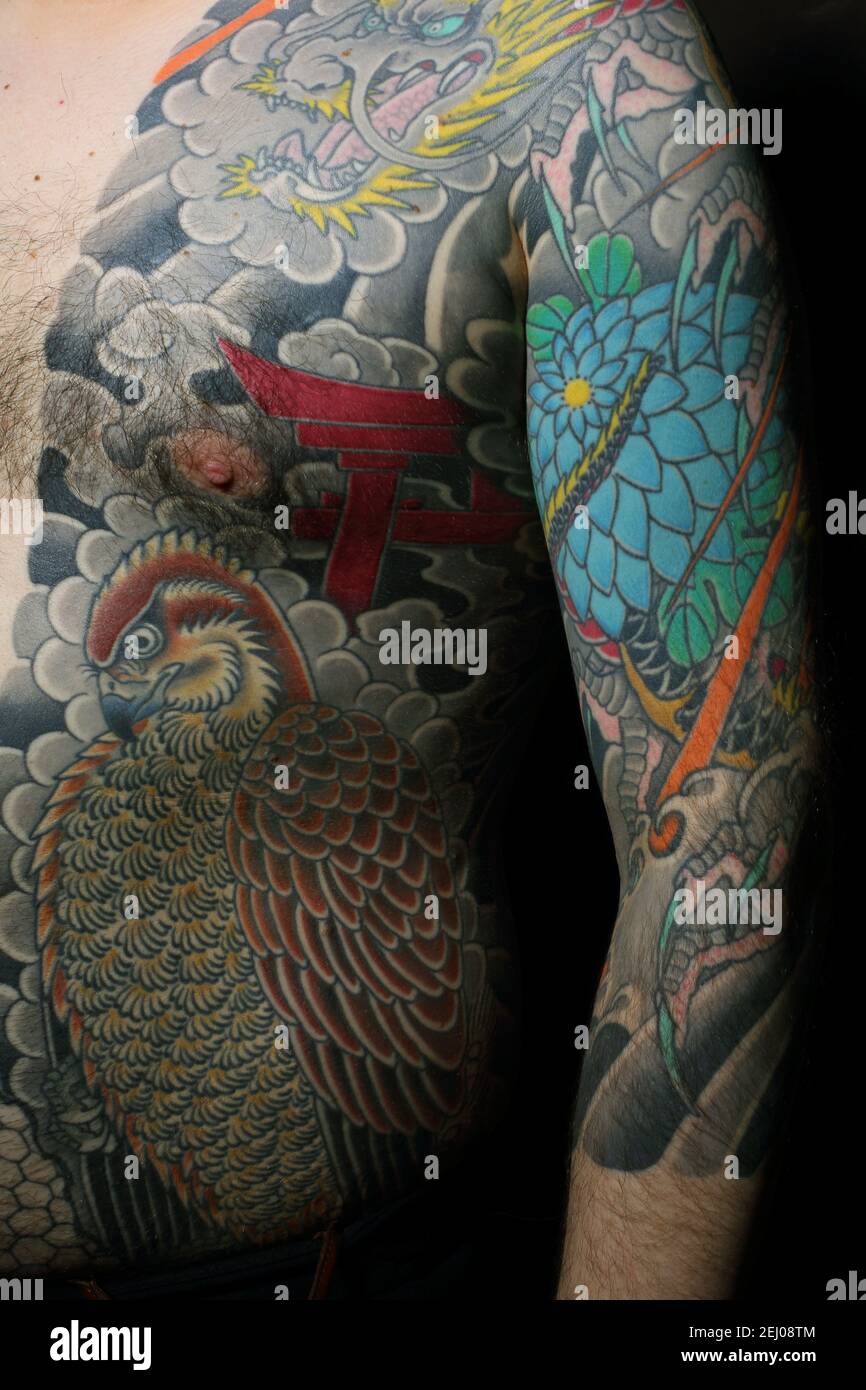 Tatuaggi giapponesi su spalla e braccio Foto stock - Alamy