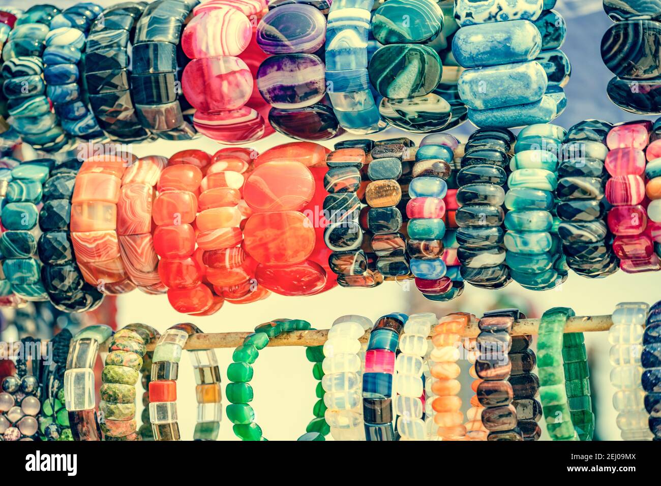 Collane colorate di semi alla fiera dell'artigianato. Beautiful beads  luminoso in luce del sole. Accessorio, collana Foto stock - Alamy