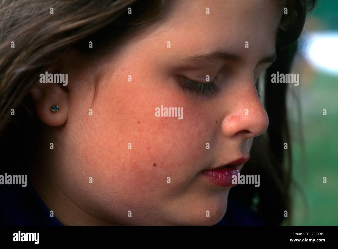 Ritratto di nove anni ragazza guardando preoccupato Foto Stock