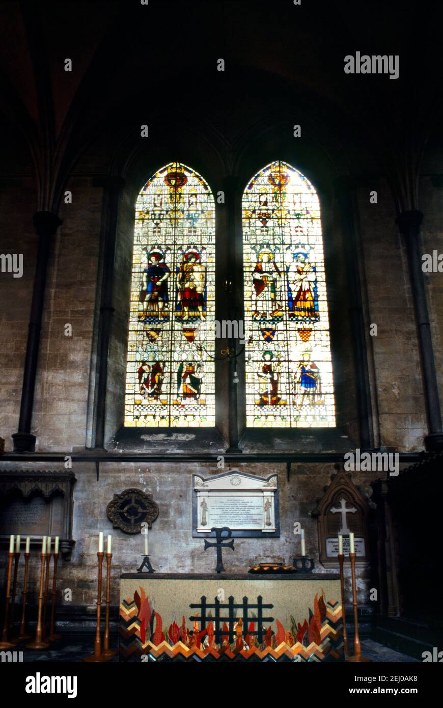 Salisbury Wiltshire Inghilterra Salisbury Cattedrale altare di St Laurence martirizzato 258 tradizionalmente facendo tostare su un ferro di griglia e il Mensa ( altare superiore ) Foto Stock