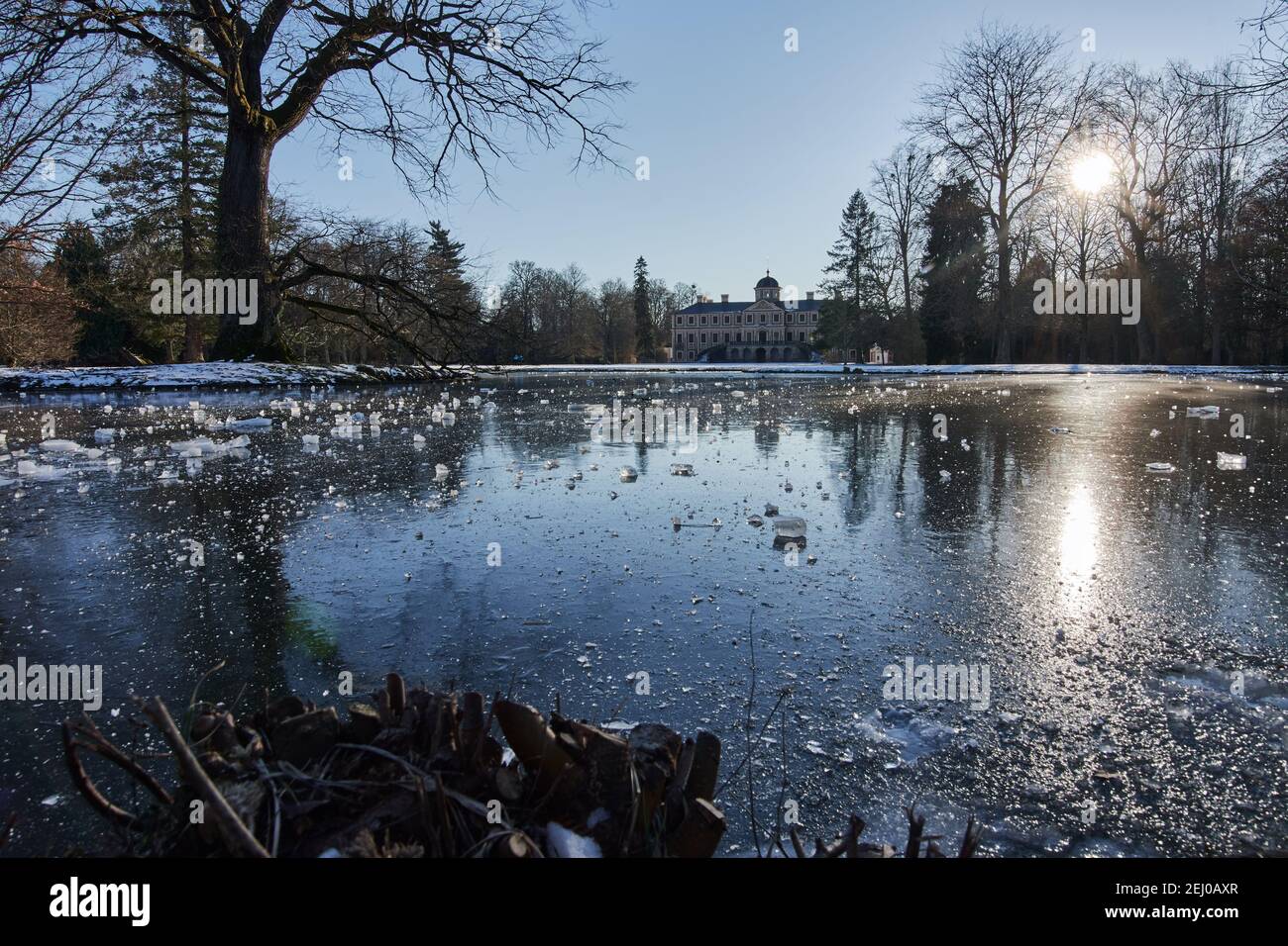 Lago ghiacciato nel giardino del palazzo preferito con sole e cielo blu a Foerch, Rastatt, Germania Foto Stock