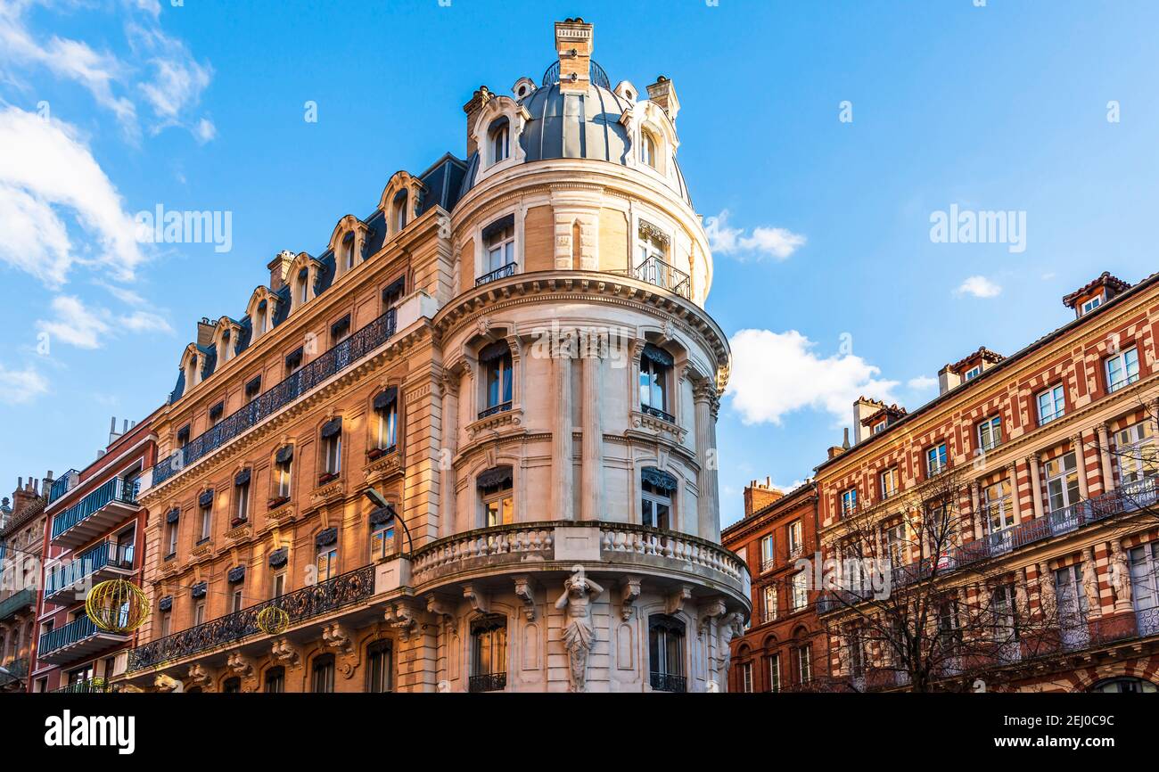 Tipico edificio residenziale nel centro di Tolosa, alta Garonna, Occitanie, Francia Foto Stock