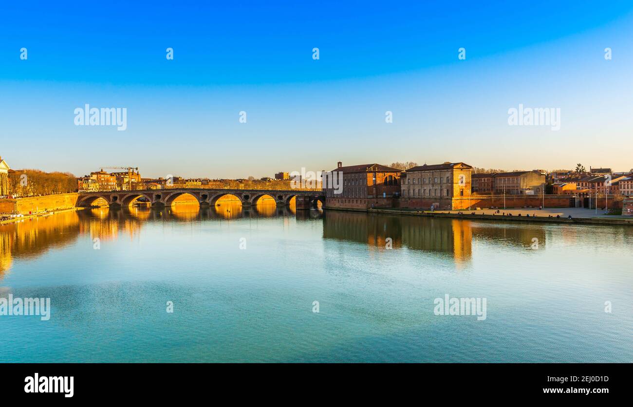 Panorama delle rive della Garonna in autunno, al tramonto, a Tolosa, Occitanie, Francia Foto Stock