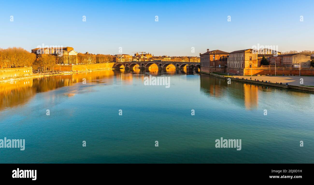 Panorama delle rive della Garonna in autunno, al tramonto, a Tolosa, Occitanie, Francia Foto Stock