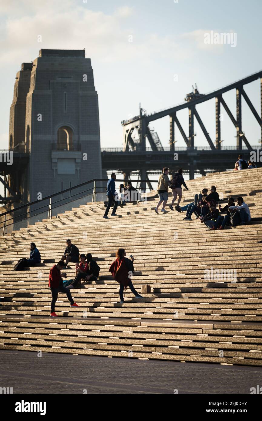 Il Sydney Harbour Bridge e la Sydney Opera House Steps, Bennelong Point, Sydney, New South Wales, Australia. Foto Stock