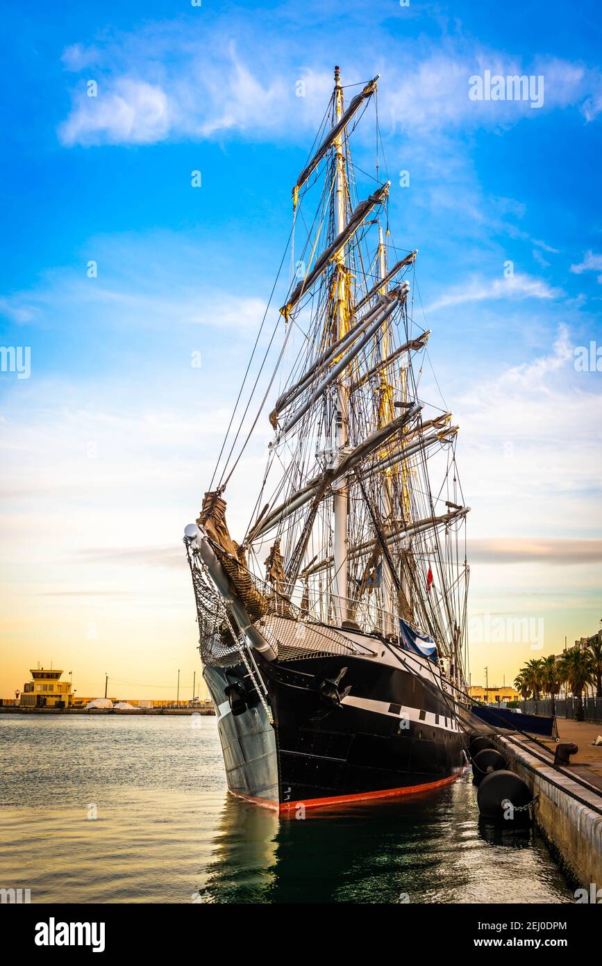 Vecchio rigging attraccato al porto di Sète in Occitania, Francia Foto Stock