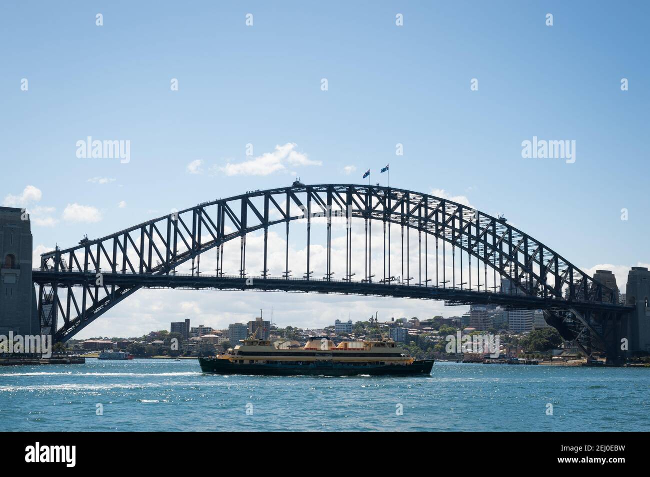 Il Sydney Harbour Bridge e il traghetto Freshwater, Sydney, New South Wales, Australia. Foto Stock