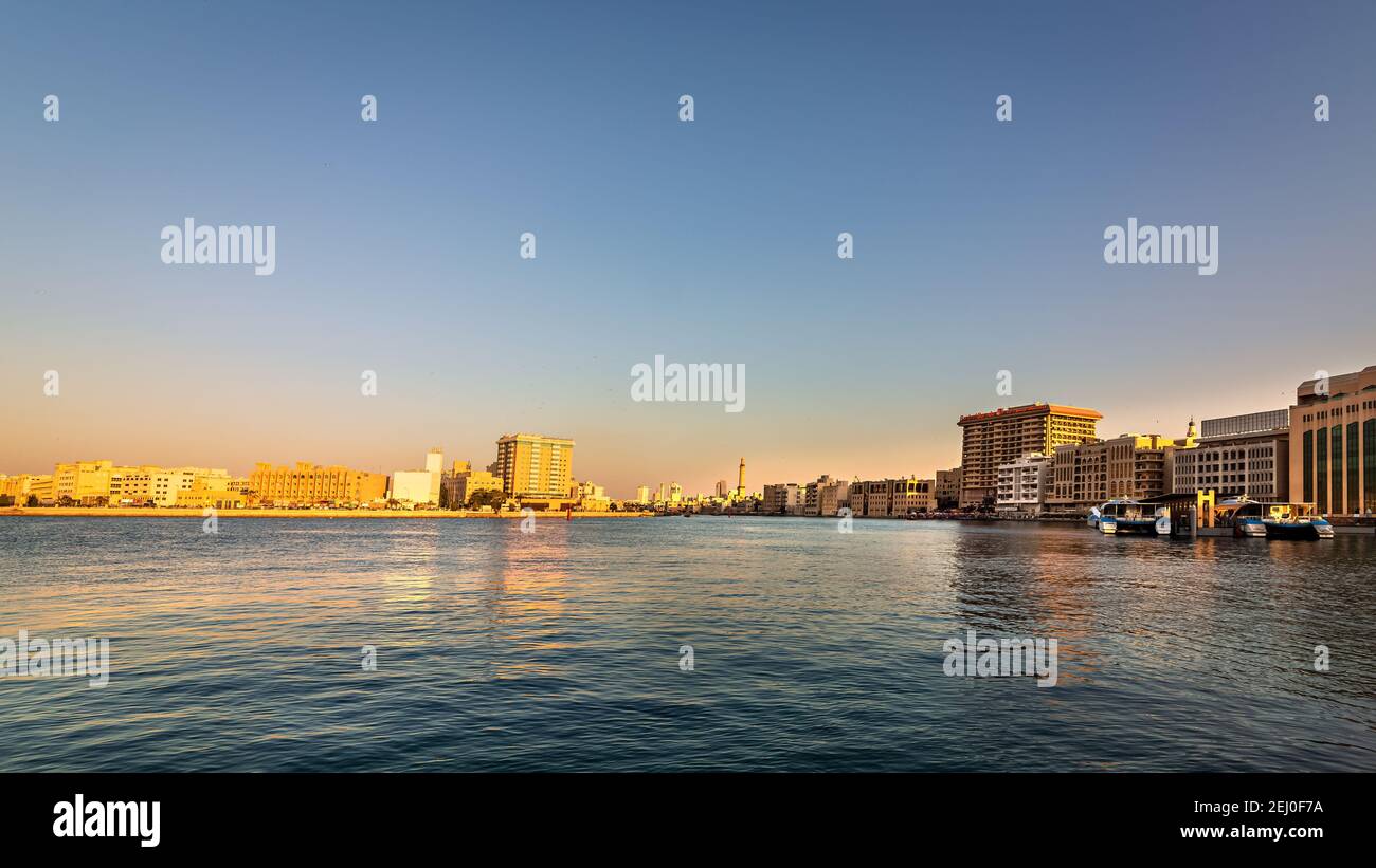 Dubai, Emirati Arabi Uniti, 23 novembre 2020: Vista del Dubai Creek. Famosa destinazione turistica negli Emirati Arabi Uniti. Foto Stock