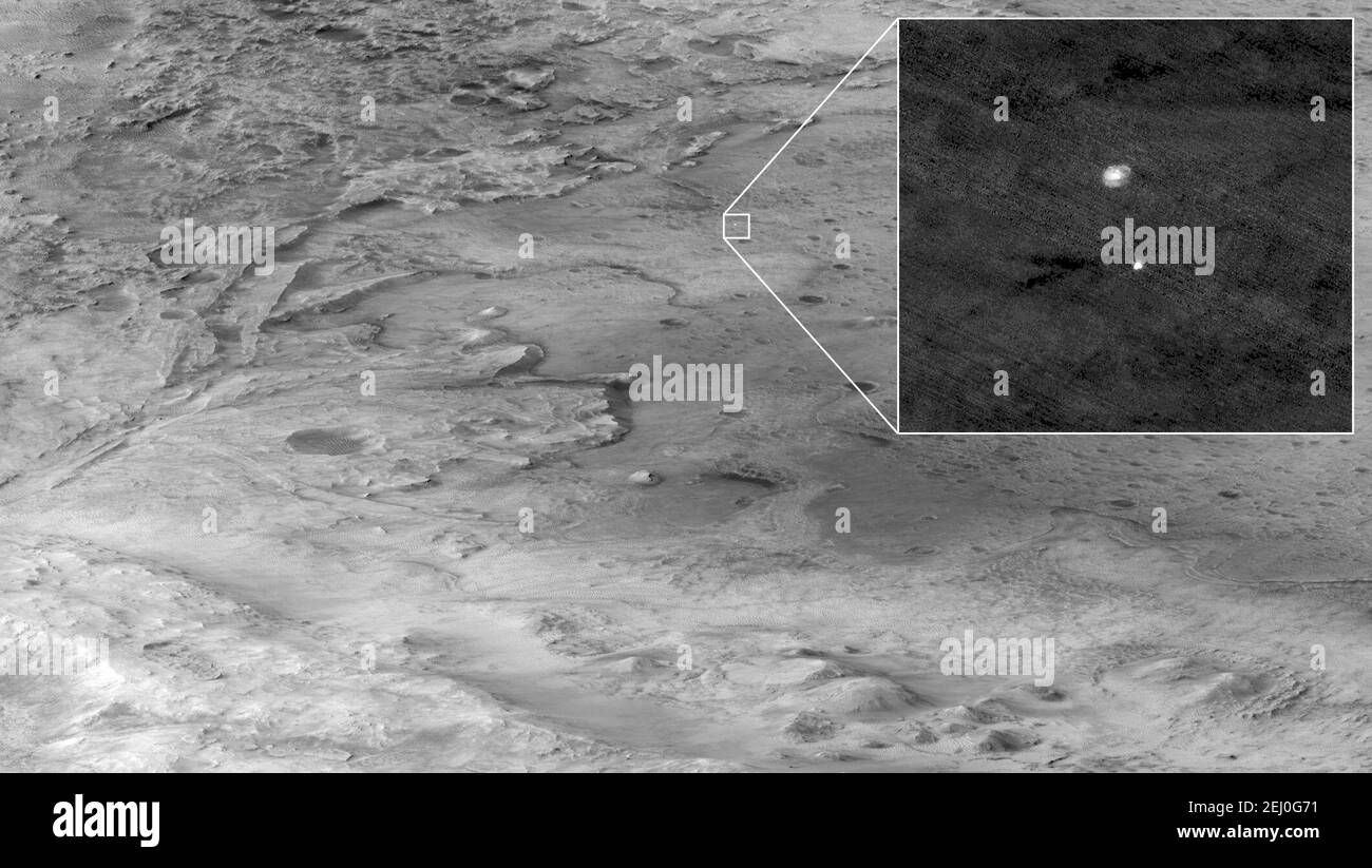 Il palcoscenico di discesa che detiene la perseveranza rover della NASA può essere visto cadere attraverso l'atmosfera marziana, il suo paracadute retrostante, in questa immagine presa il 18 febbraio 2021, dalla telecamera di High Resolution Imaging Experiment (HirISE) a bordo del Mars Reconnaissance Orbiter. L'antico delta del fiume, che è il bersaglio della missione di perseveranza, può essere visto entrare nel cratere di Jezero da sinistra. Hirise si trovava a circa 435 miglia (700 chilometri) dalla perseveranza e viaggiava a circa 6750 miglia all'ora (3 chilometri al secondo) al momento dell'acquisizione dell'immagine Foto Stock