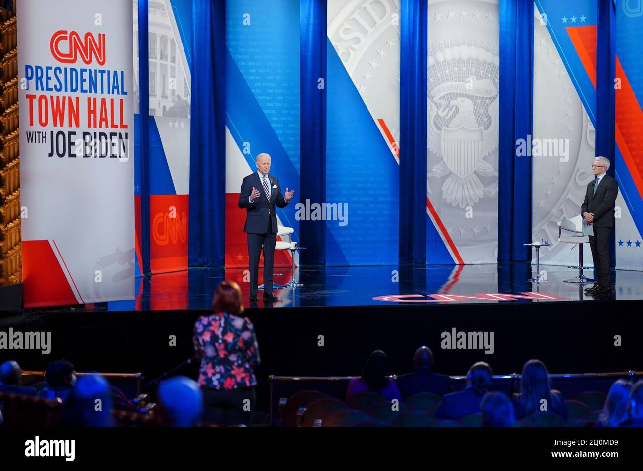 Il presidente degli Stati Uniti Joe Biden partecipa a un evento del Municipio della CNN moderato da Anderson Cooper al Pabst Theatre il 16 febbraio 2021 a Milwaukee, Wisconsin. Foto Stock