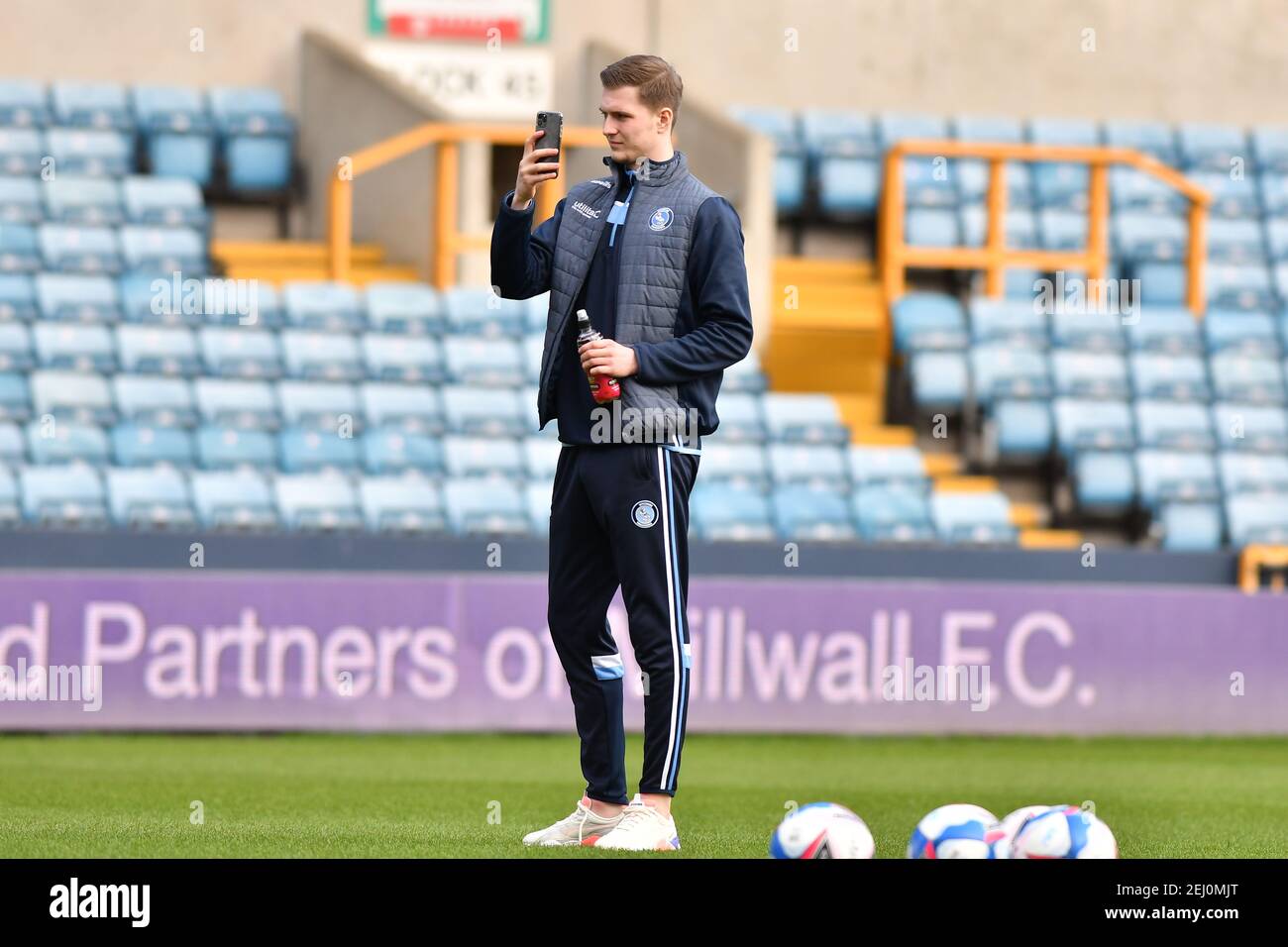 LONDRA, INGHILTERRA. IL 20 FEBBRAIO Josh Knight del Wycombe ispeziona il campo prima di partire durante la partita del campionato Sky Bet tra Millwall e Wycombe Wanderers al Den, Londra, sabato 20 febbraio 2021. (Credit: Ivan Yordanov | MI News) Credit: MI News & Sport /Alamy Live News Foto Stock