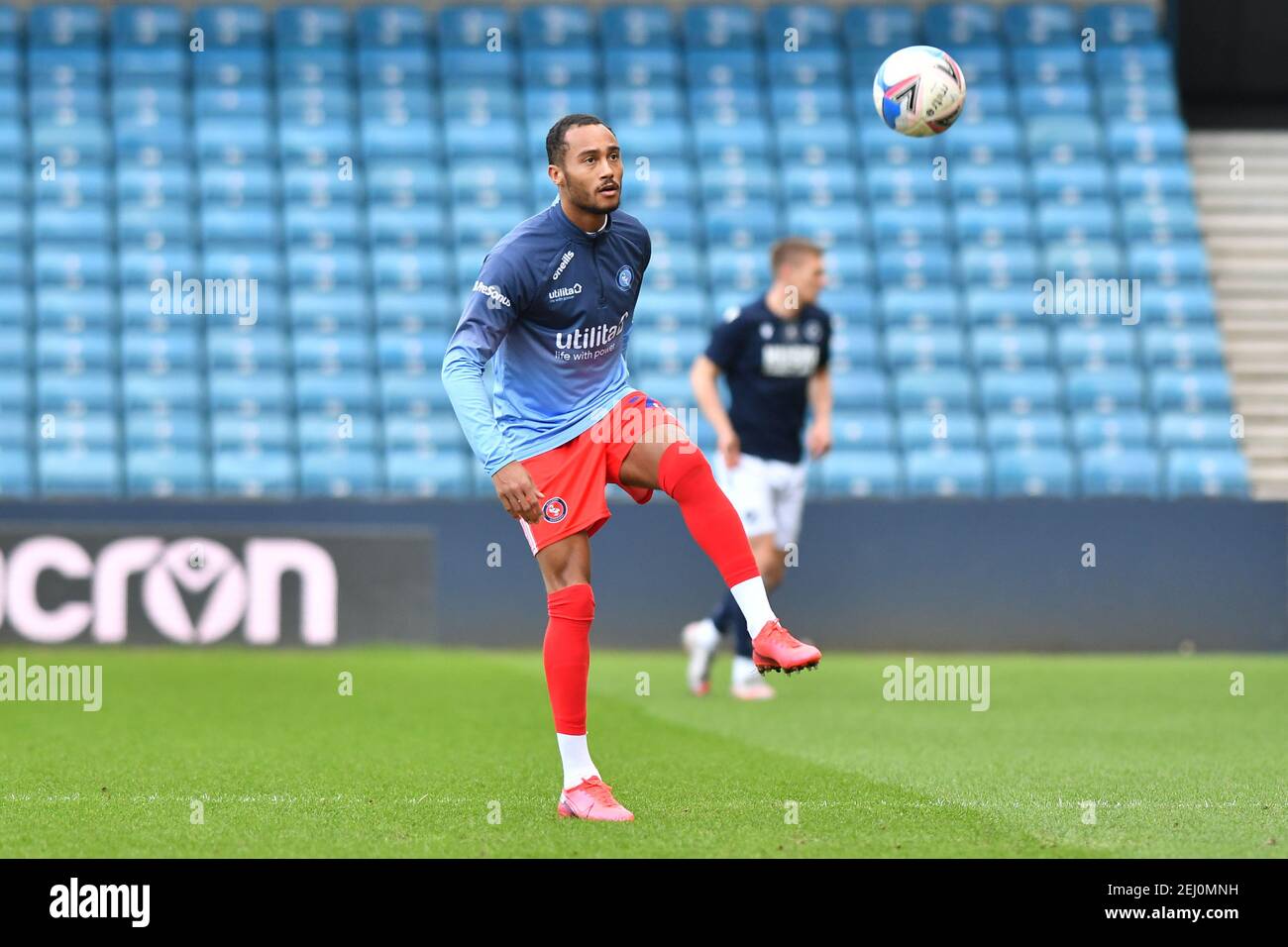 LONDRA, INGHILTERRA. IL 20 FEBBRAIO Fred Onyedinma del Wycombe si sta riscaldando prima della partita del campionato Sky Bet tra Millwall e Wycombe Wanderers al Den, Londra, sabato 20 febbraio 2021. (Credit: Ivan Yordanov | MI News) Credit: MI News & Sport /Alamy Live News Foto Stock