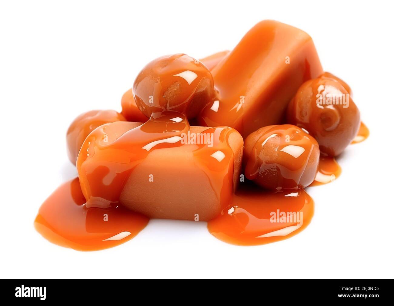 Caramelle al caramello con rivestimento al caramello su sfondo bianco Foto Stock