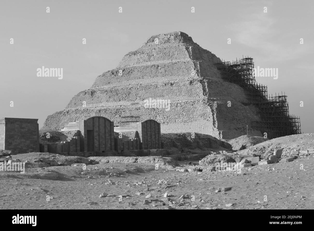 La piramide a gradini di Djoser o Zoser nella necropoli di Saqqara a Giza Egitto, la piramide di Saqqara in Egitto, a 6 piani, struttura a 4 lati. Foto Stock