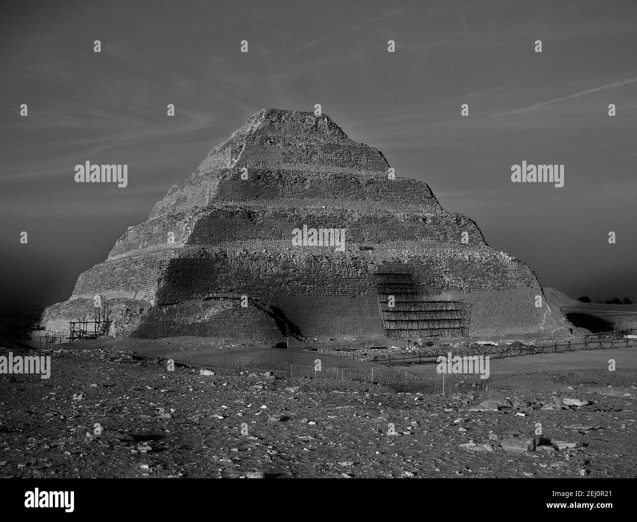 La piramide a gradini di Djoser o Zoser nella necropoli di Saqqara a Giza Egitto, la piramide di Saqqara in Egitto, a 6 piani, struttura a 4 lati. Foto Stock