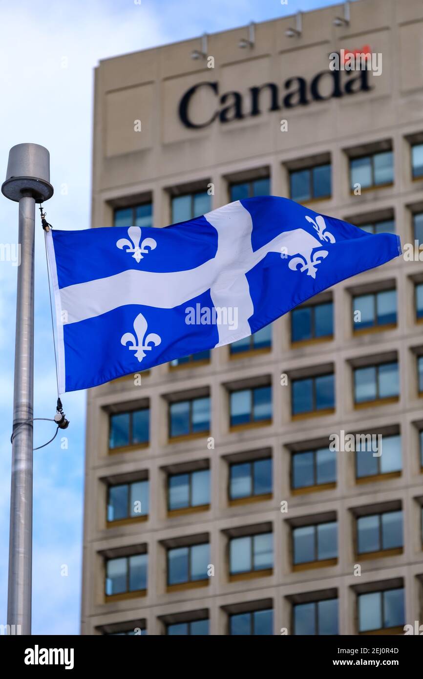 Ottawa, Ontario, Canada - 6 febbraio 2021: La bandiera provinciale del Quebec vola di fronte a un edificio del governo federale canadese a Ottawa. Foto Stock