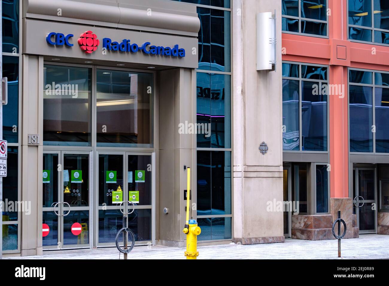 Ottawa, Ontario, Canada - 6 febbraio 2021: Ingresso dell'ufficio CBC radio-Canada su Queen Street nel centro di Ottawa. Foto Stock