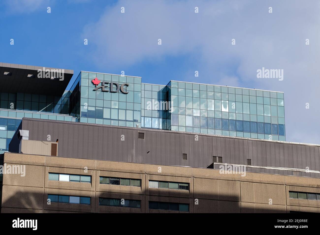 Ottawa, Ontario, Canada - 6 febbraio 2021: La parte superiore dell'edificio degli uffici che ospita la sede principale di Export Development Canada (EDC). Foto Stock