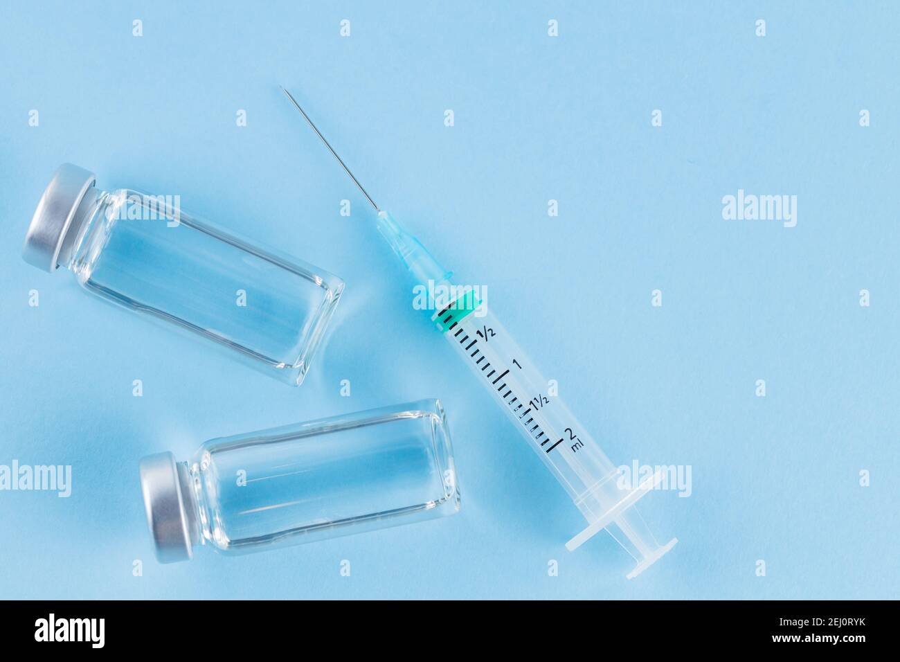 Iniezione di vaccino e siringa. Vaccini e siringhe su sfondo blu per la prevenzione e l'immunizzazione. Vaccino e concetto medico sanitario. Copia Foto Stock