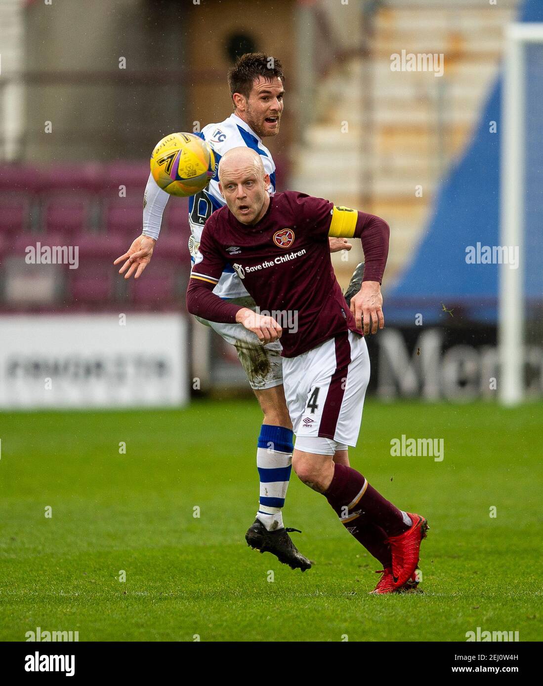 Campionato scozzese - cuore di Midlothian / Morton. Tynecastle Park, Edimburgo, Midlothian, Regno Unito. , . I cuori ospitano Morton nel Campionato Scozzese al Tynecastle Park di Edimburgo. PIC mostra: Hearts' Right Winger, Steven Naismith, si allontana dal centrocampista di Morton, Kyle Jacobs. Credit: Ian Jacobs/Alamy Live News Foto Stock