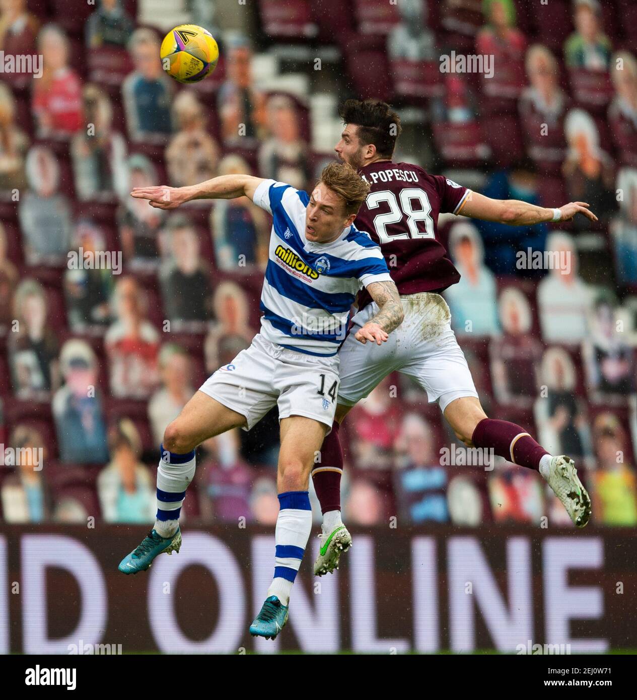 Campionato scozzese - cuore di Midlothian / Morton. Tynecastle Park, Edimburgo, Midlothian, Regno Unito. , . I cuori ospitano Morton nel Campionato Scozzese al Tynecastle Park di Edimburgo. PIC mostra: Morton Forward, Cameron Salkeld, e il difensore rumeno dei cuori, Mihai Popescu, salire per la palla. Credit: Ian Jacobs/Alamy Live News Foto Stock