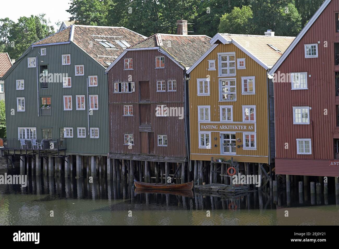 Trondheim, Norvegia, Norvegia; case mercantili di legno e magazzini su palafitte sulle rive del fiume Nidelva; Kaufmannshäuser und Lagerhäuser auf Stelzen Foto Stock