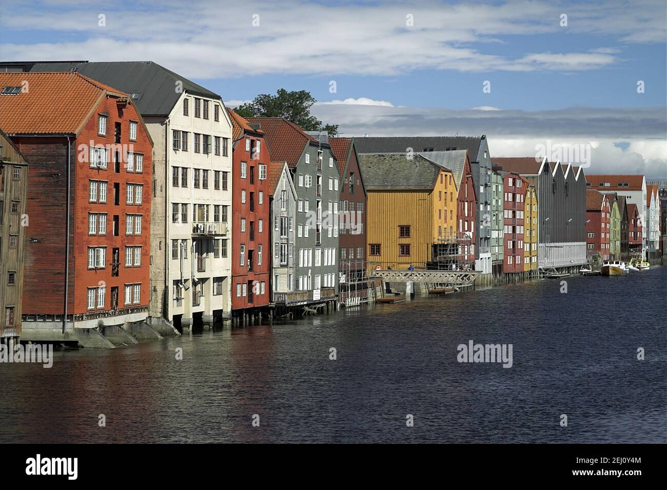 Trondheim, Norvegia, Norvegia; case mercantili di legno e magazzini su palafitte sulle rive del fiume Nidelva; Kaufmannshäuser und Lagerhäuser auf Stelzen Foto Stock