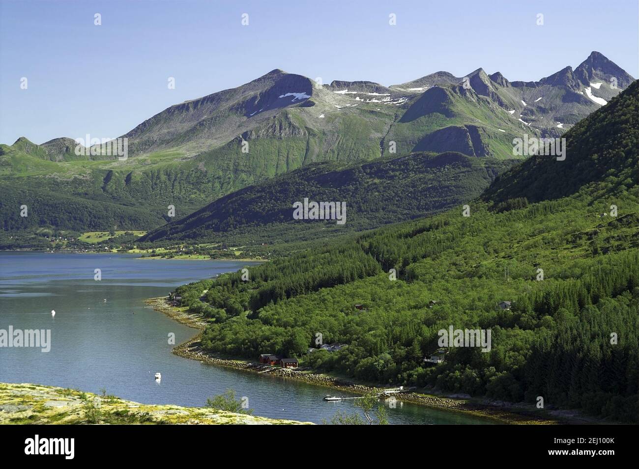 Norvegia, Norvegia; Montagne Rocciose e il mare - un tipico paesaggio estivo nel nord della Norvegia dietro il Circolo polare Artico. Foto Stock