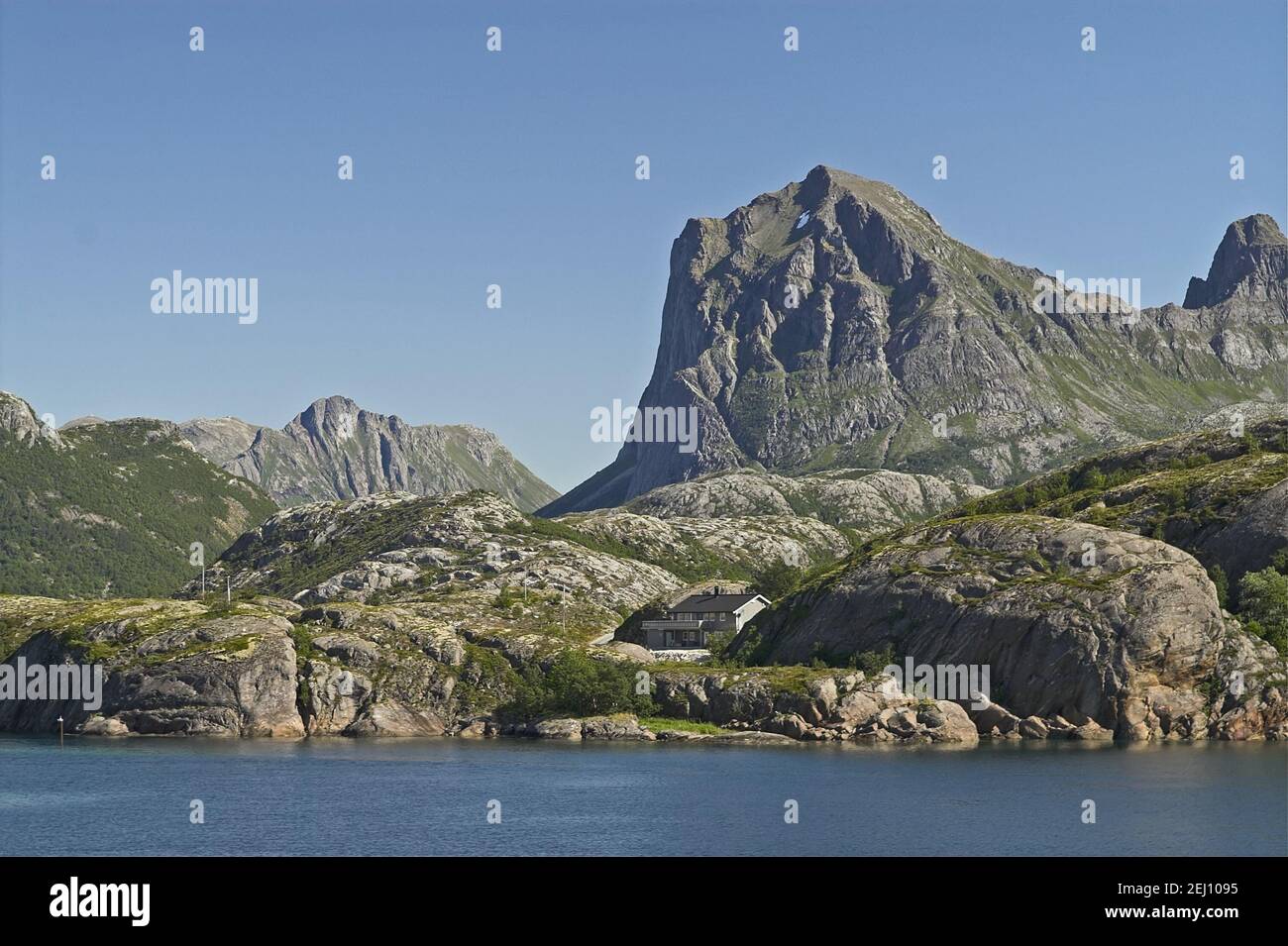 Norvegia, Norvegia; Montagne Rocciose e il mare - un tipico paesaggio estivo nel nord della Norvegia dietro il Circolo polare Artico. Foto Stock