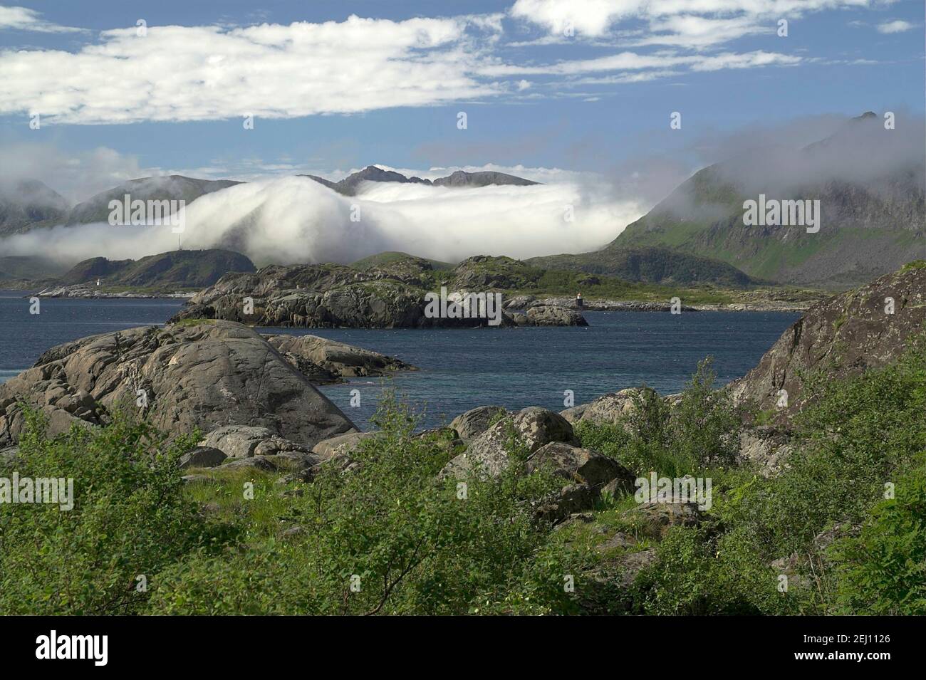 Lofoten, Lofoty, Norvegia, Norvegia; Montagne Rocciose e il mare - un tipico paesaggio estivo nella Norvegia settentrionale dietro il Circolo polare Artico. Foto Stock