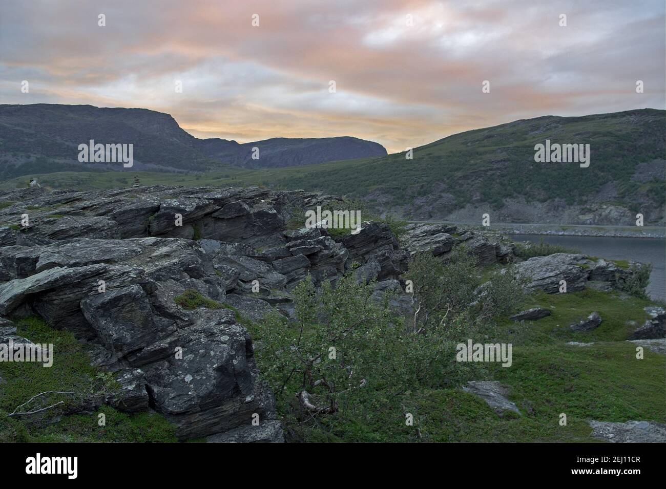 Norvegia, Norvegia; le montagne e il mare sono il tipico paesaggio aspro della Norvegia settentrionale oltre il Circolo polare Artico. Skaliste Góry, skały Foto Stock