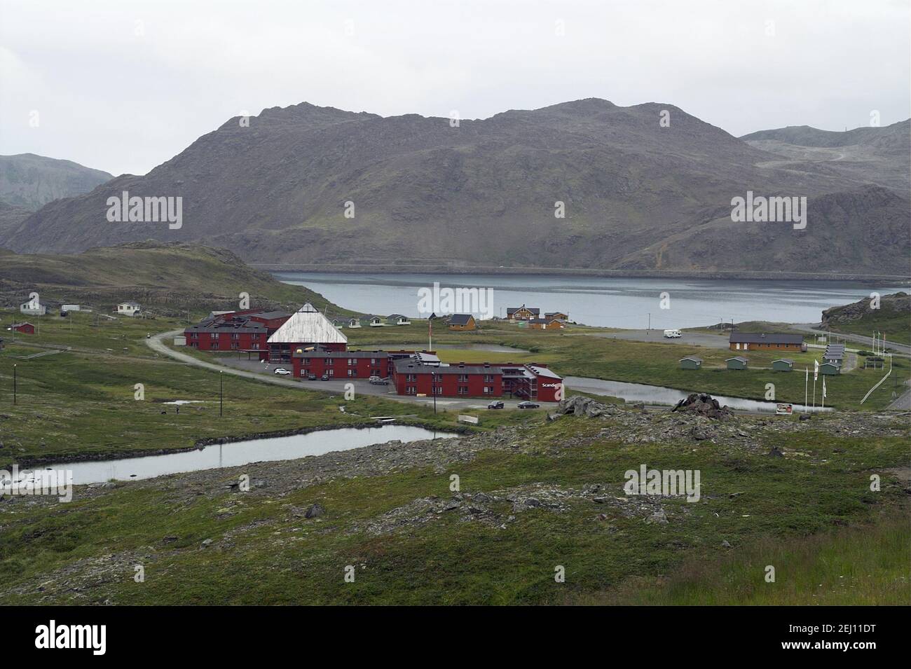 Norvegia, Norvegia; le montagne e il mare sono il tipico paesaggio aspro della Norvegia settentrionale oltre il Circolo polare Artico. Skaliste Góry, skały, osada Foto Stock