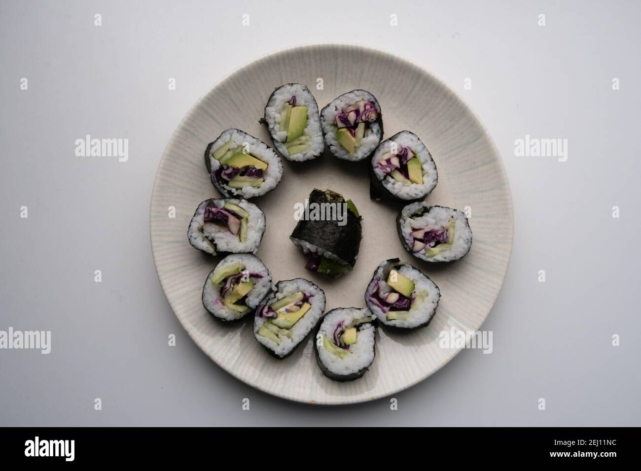 Un piatto che contiene porzioni di sushi vegetariano fatto in casa Foto Stock