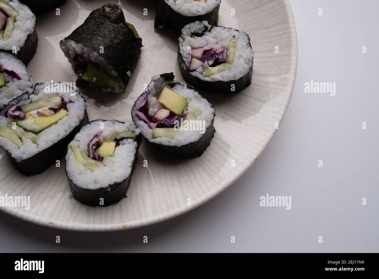 Un piatto che contiene porzioni di sushi vegetariano fatto in casa Foto Stock