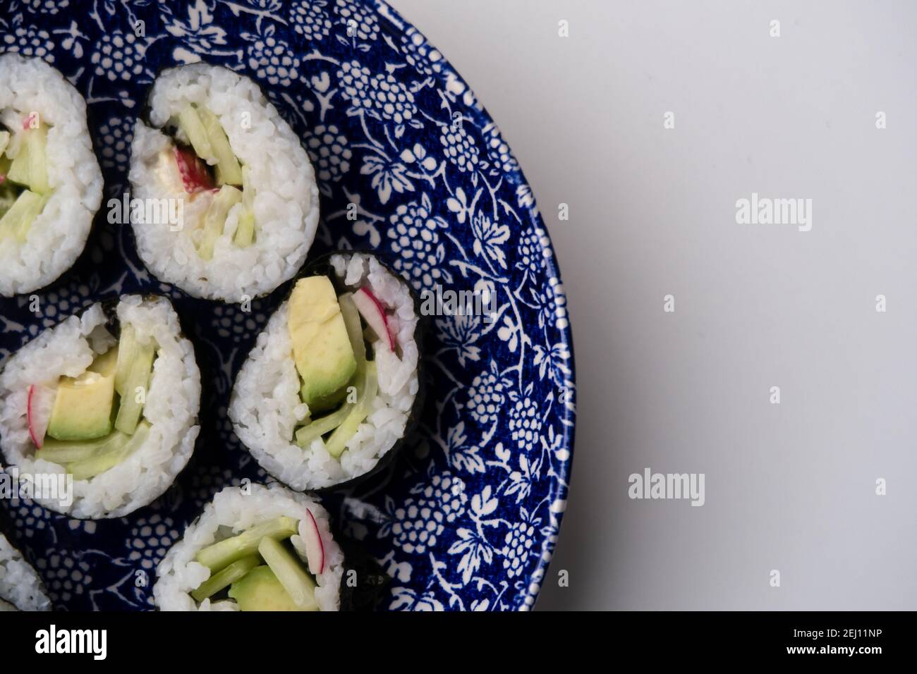 Un piatto che contiene porzioni di sushi vegetariano fatto in casa Foto Stock