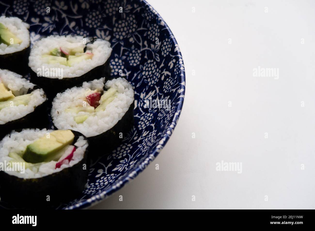 Un piatto che contiene porzioni di sushi vegetariano fatto in casa Foto Stock