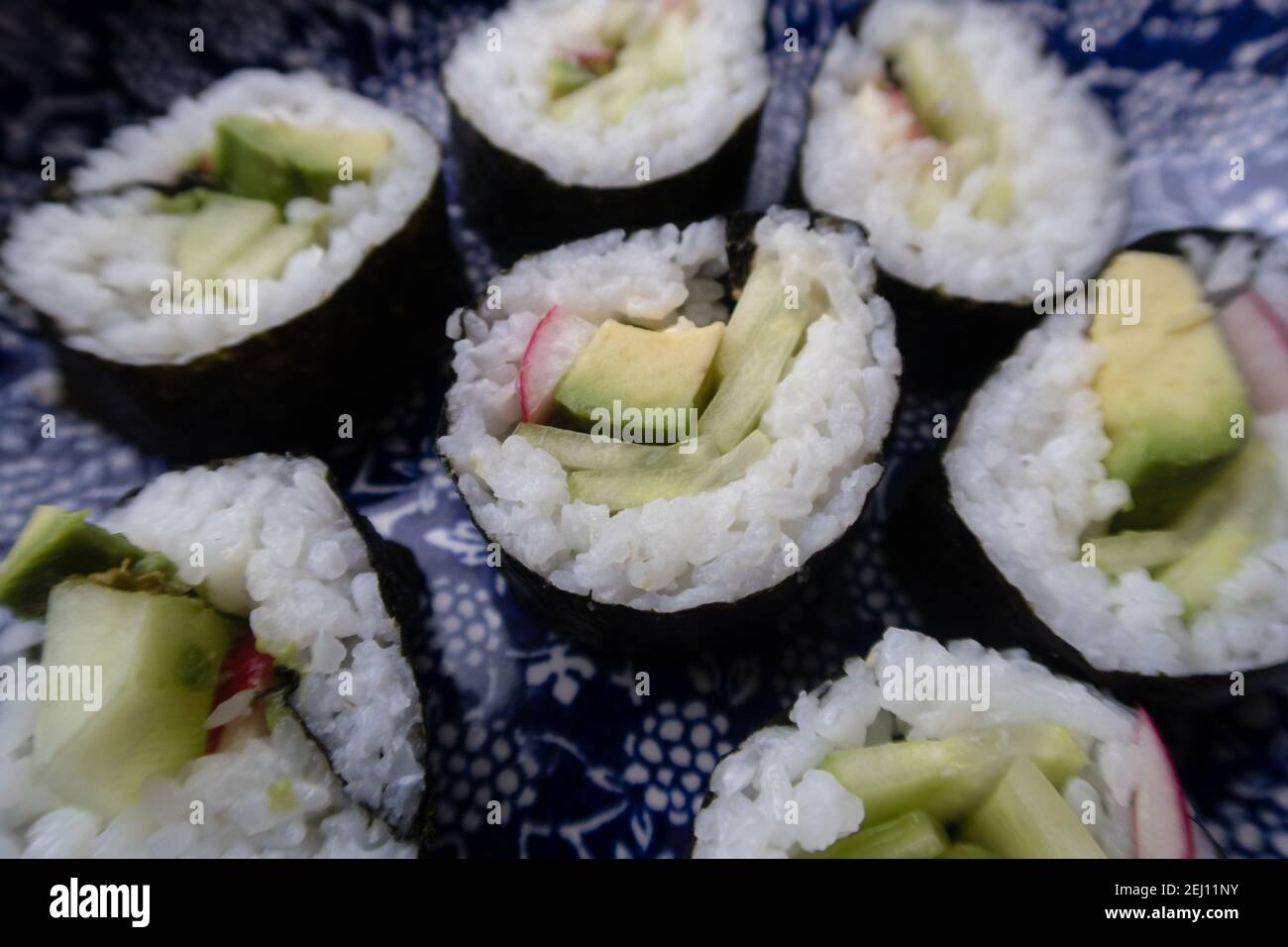 Un piatto che contiene porzioni di sushi vegetariano fatto in casa Foto Stock